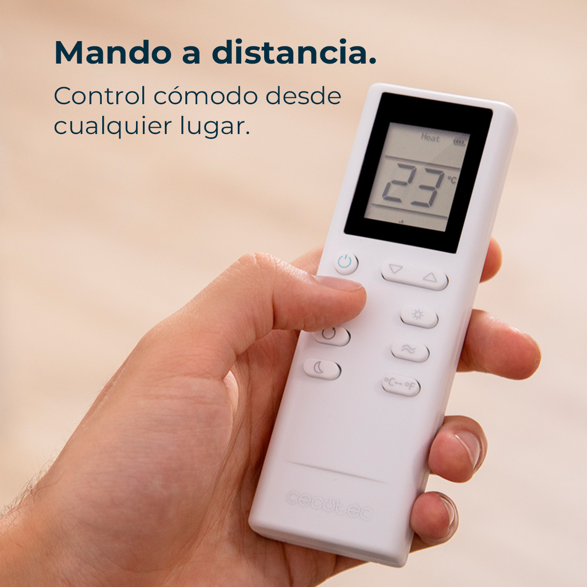 Ręka trzyma biały pilot z ekranem pokazującym 23 stopnie Celsjusza. Tekst powyżej: Pilot.