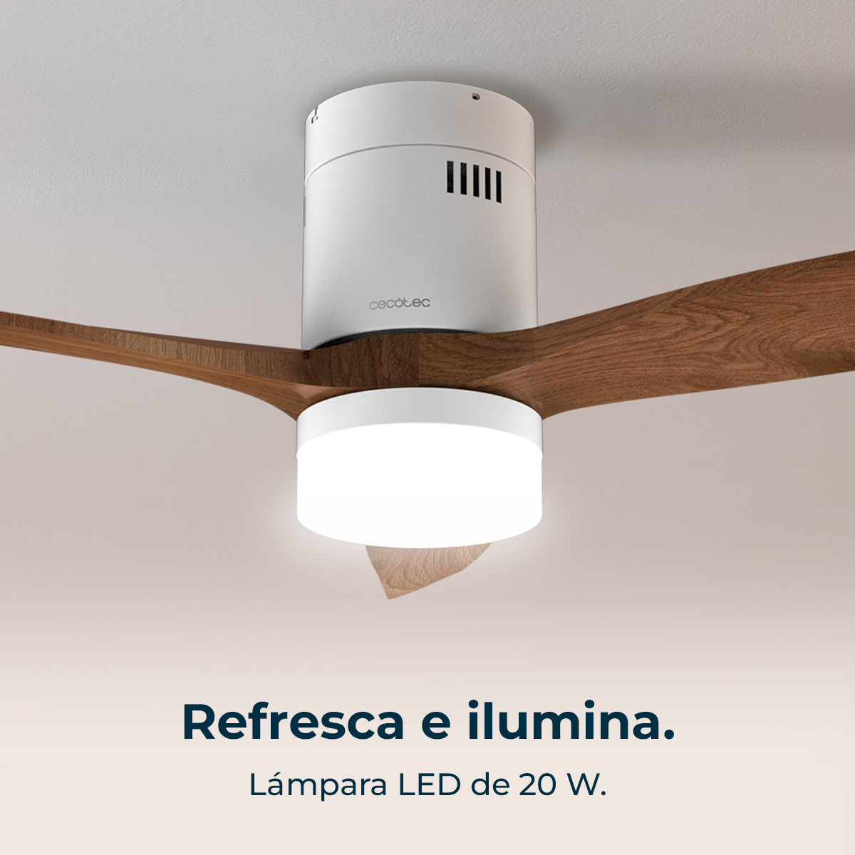 Ventilador de techo con aspas de madera y una lámpara blanca. El ventilador está montado en el techo, con texto en español para lámpara LED.
