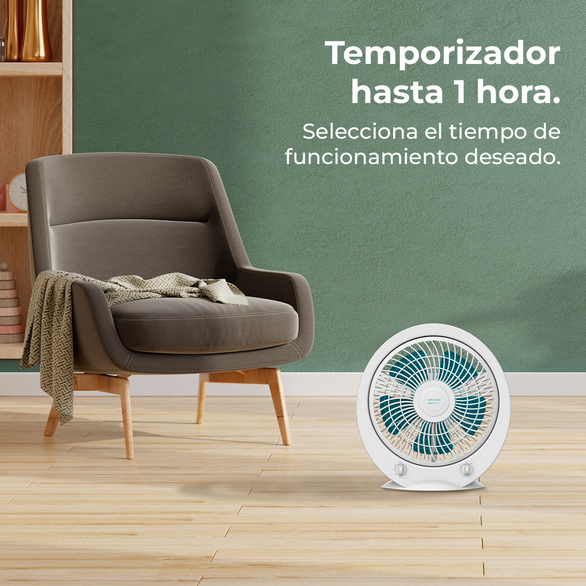 Een witte ventilator op een houten vloer. Grijze fauteuil met deken bij een groene muur. Tekst: Timer tot 1 uur.