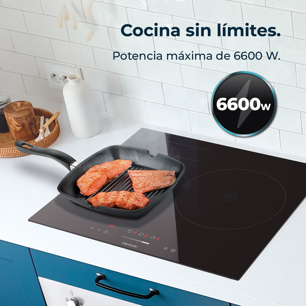 Patelnia grillowa z łososiem na płycie indukcyjnej. Tekst u góry: 'Cocina sin limites' i 'Potencia máxima de 6600 W'.