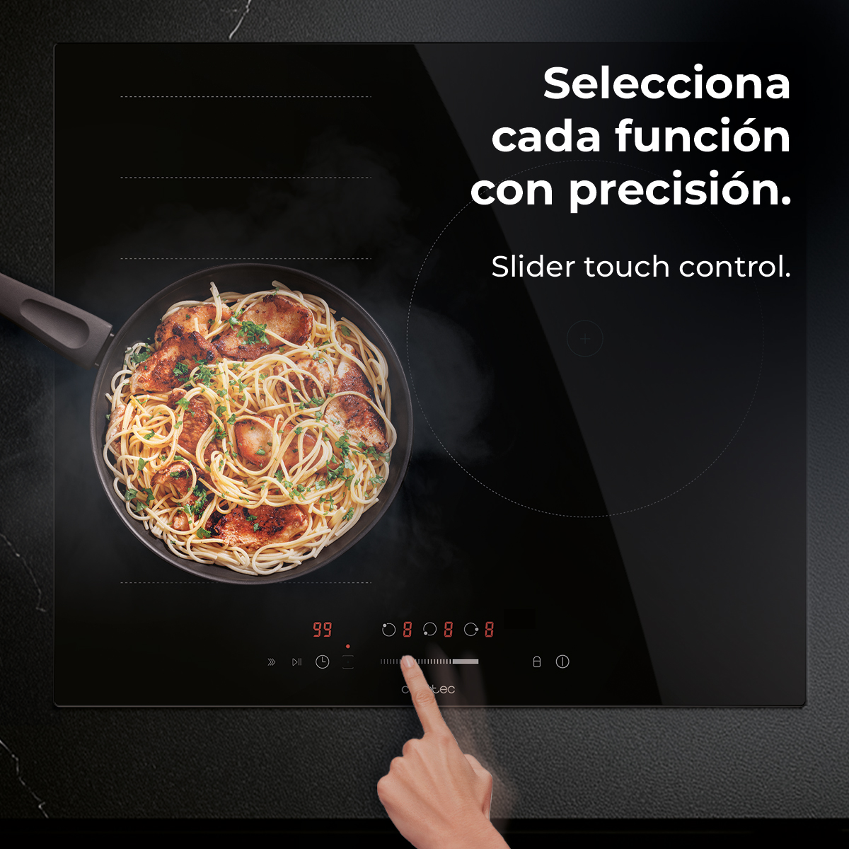 Ręka dotyka czarnej płyty indukcyjnej z patelnią z jedzeniem. Tekst brzmi 'Sterowanie dotykowe suwakiem'.