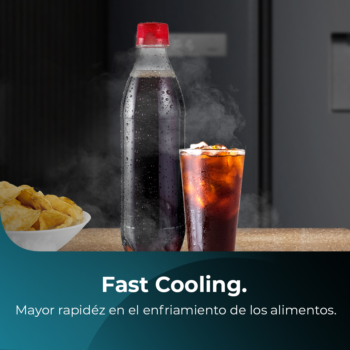 Una botella y un vaso de cola con hielo, patatas fritas en un cuenco. El vapor sube. Texto: Enfriamiento rápido.