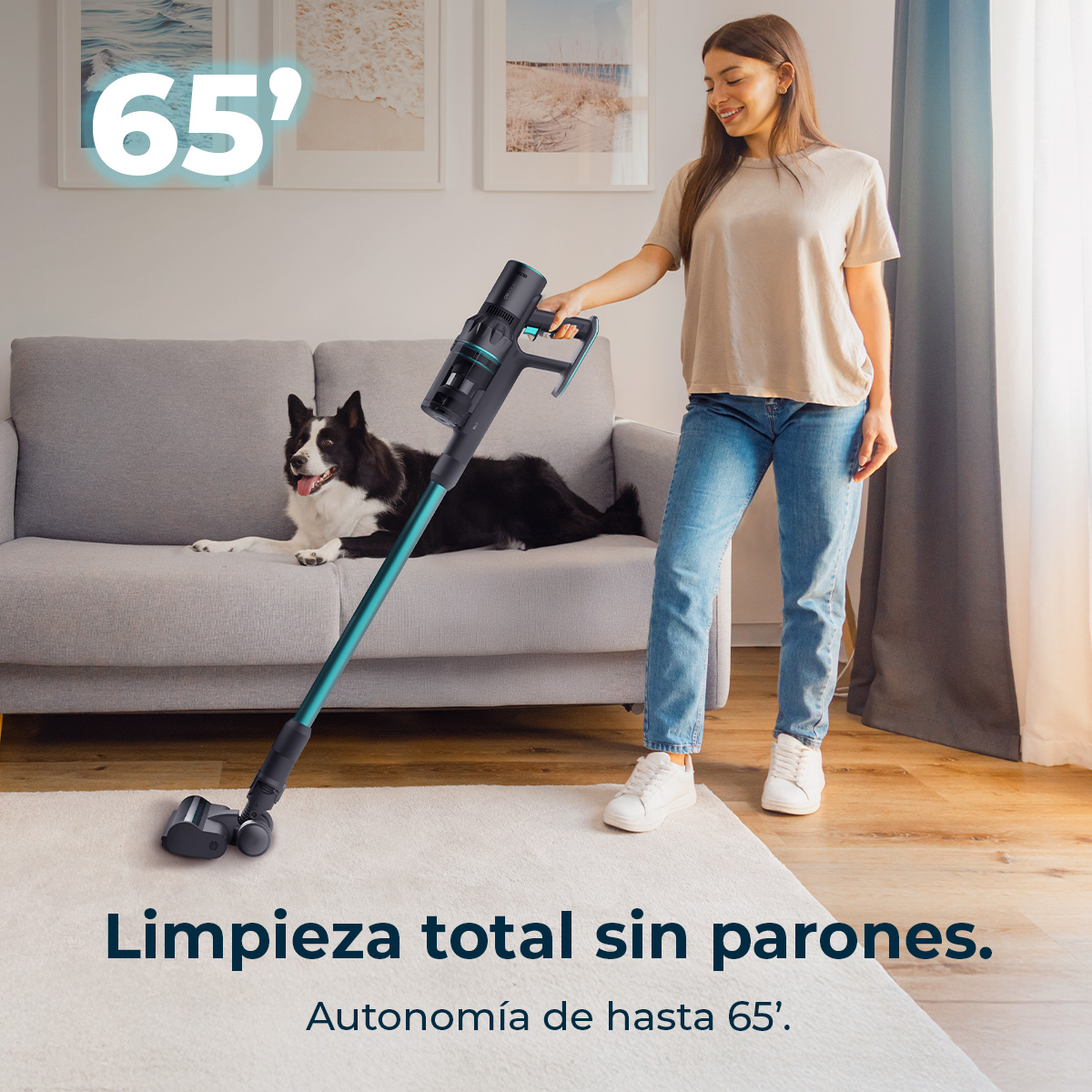 Una mujer aspira una alfombra blanca. Un perro está en un sofá gris. El texto dice: 'Limpieza total sin parones. Autonomía hasta 65'.