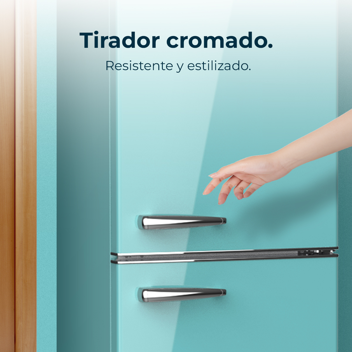 Una mano se acerca a un refrigerador turquesa con manijas cromadas. Texto: 'tirador cromado' y 'elegante'.