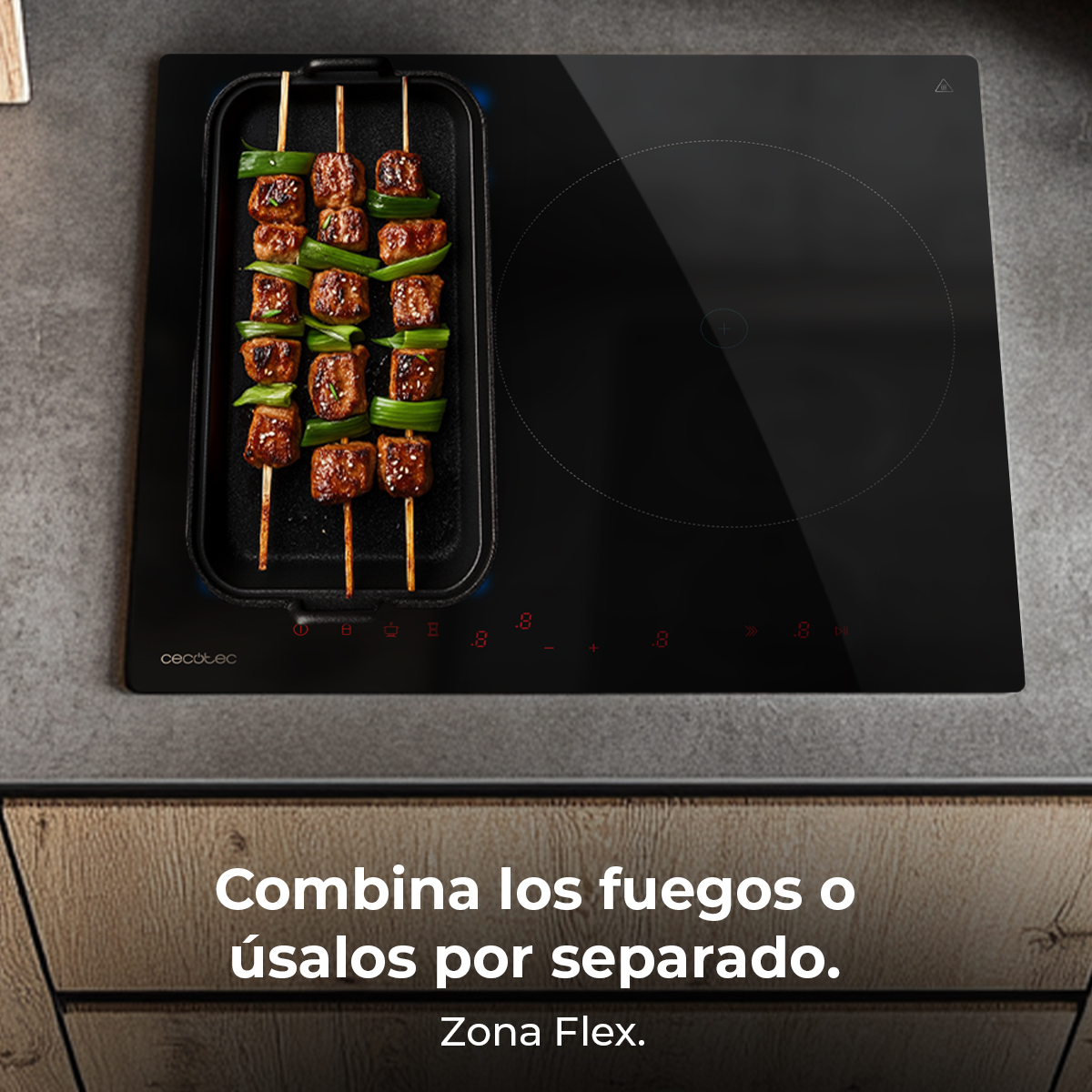 Czarna płyta kuchenna z patelnią do grillowania z szaszłykami z mięsa i zielonej papryki. Tekst: Połącz palniki lub używaj ich osobno.