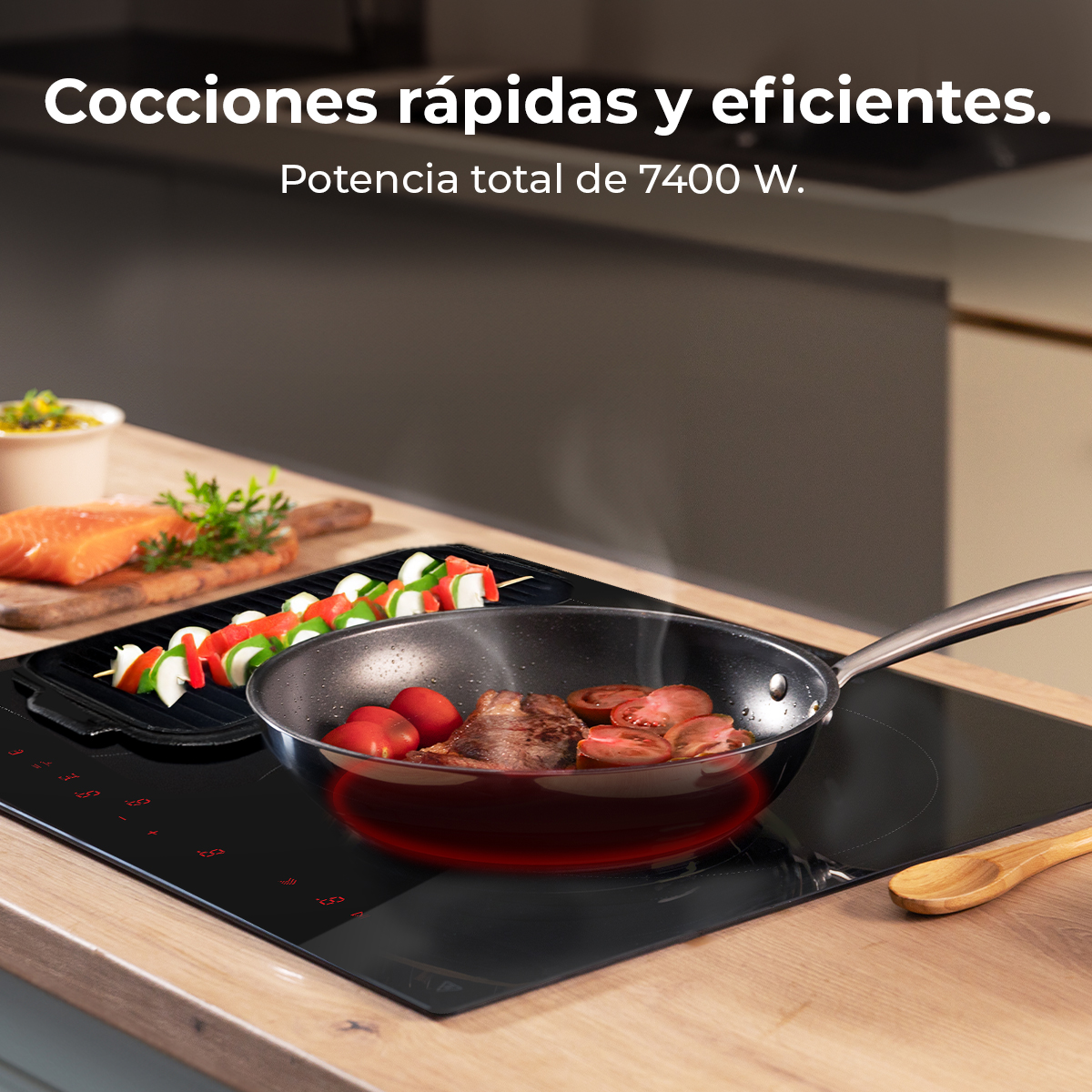 Patelnia na czarnej płycie kuchennej z gotującym się jedzeniem. Widoczne szaszłyki, pomidory i mięso. Tło z łososiem i drewnianą łyżką.