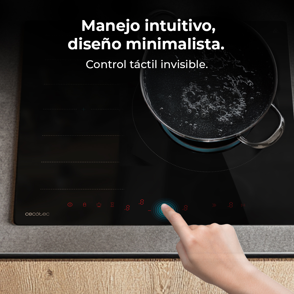 Ręka dotyka świecącego na niebiesko okręgu na czarnej płycie kuchennej. Garnek z wrzącą wodą stoi na palniku.