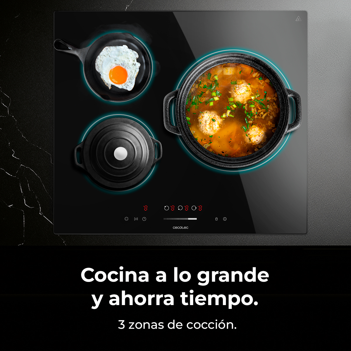 Czarna płyta grzewcza z trzema strefami gotowania. Ma patelnię z jajkiem, garnek z jedzeniem i zamknięty garnek. Tekst: 'gotuj na dużą skalę i oszczędzaj czas'.