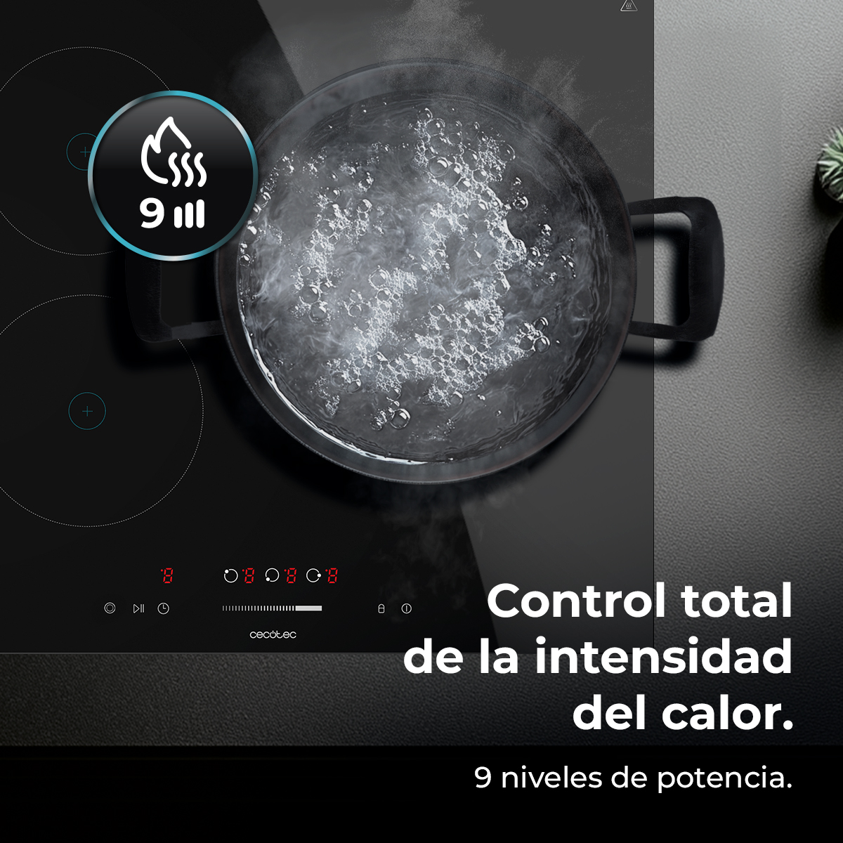 Czarna płyta grzewcza z garnkiem wrzącej wody. Elementy sterujące pokazują poziom mocy. Tekst: 'Control total...'