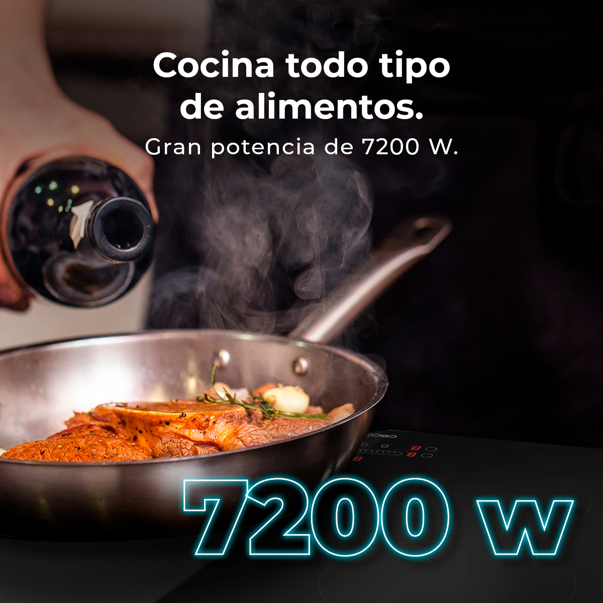 Una sartén con comida está en una estufa. Una mano vierte de una botella. El texto dice: Cocine todo tipo de alimentos. 7200 W.