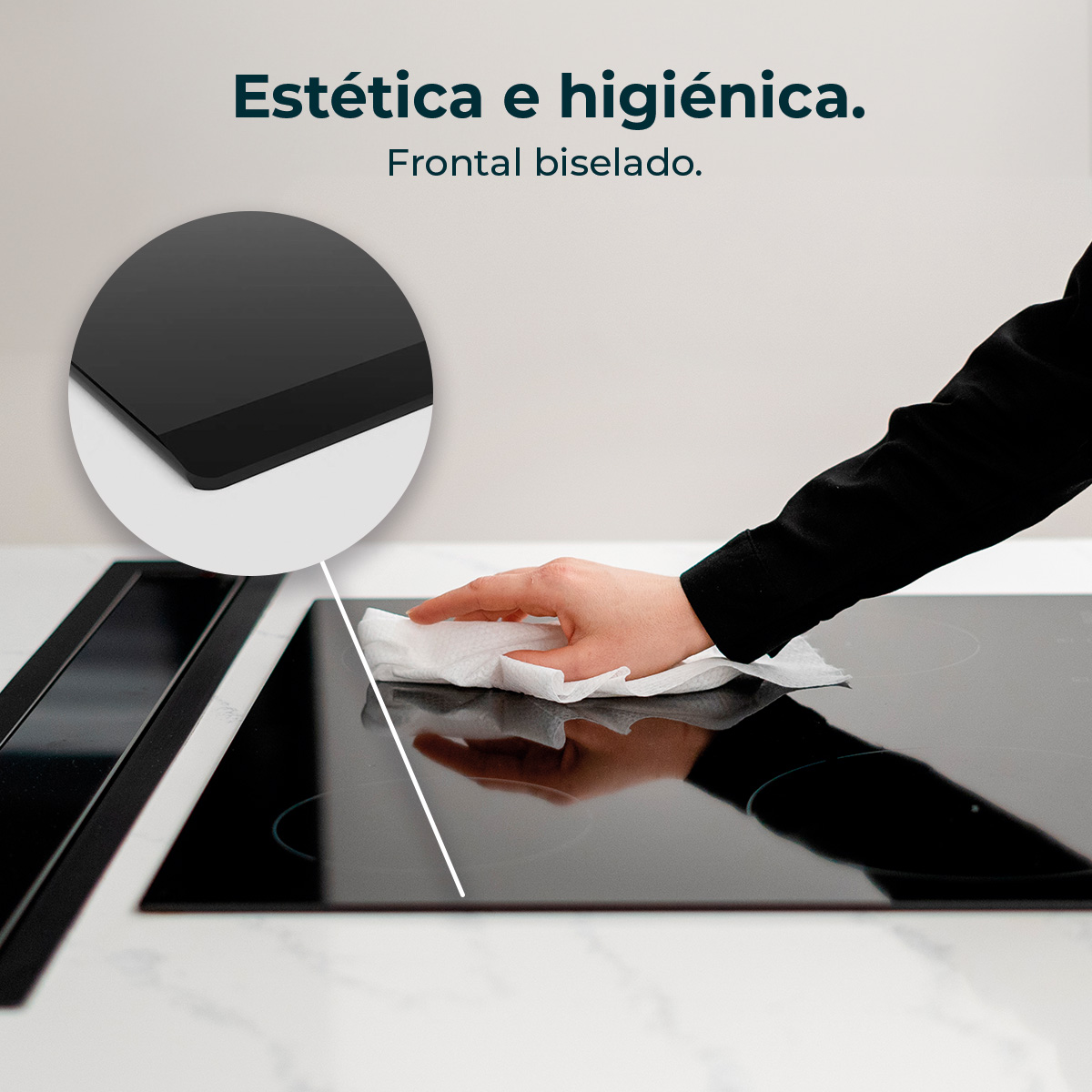 Ręka wyciera czarną płytę kuchenną białą szmatką. Tekst mówi, że jest estetyczna i higieniczna, z fazowanym przodem.