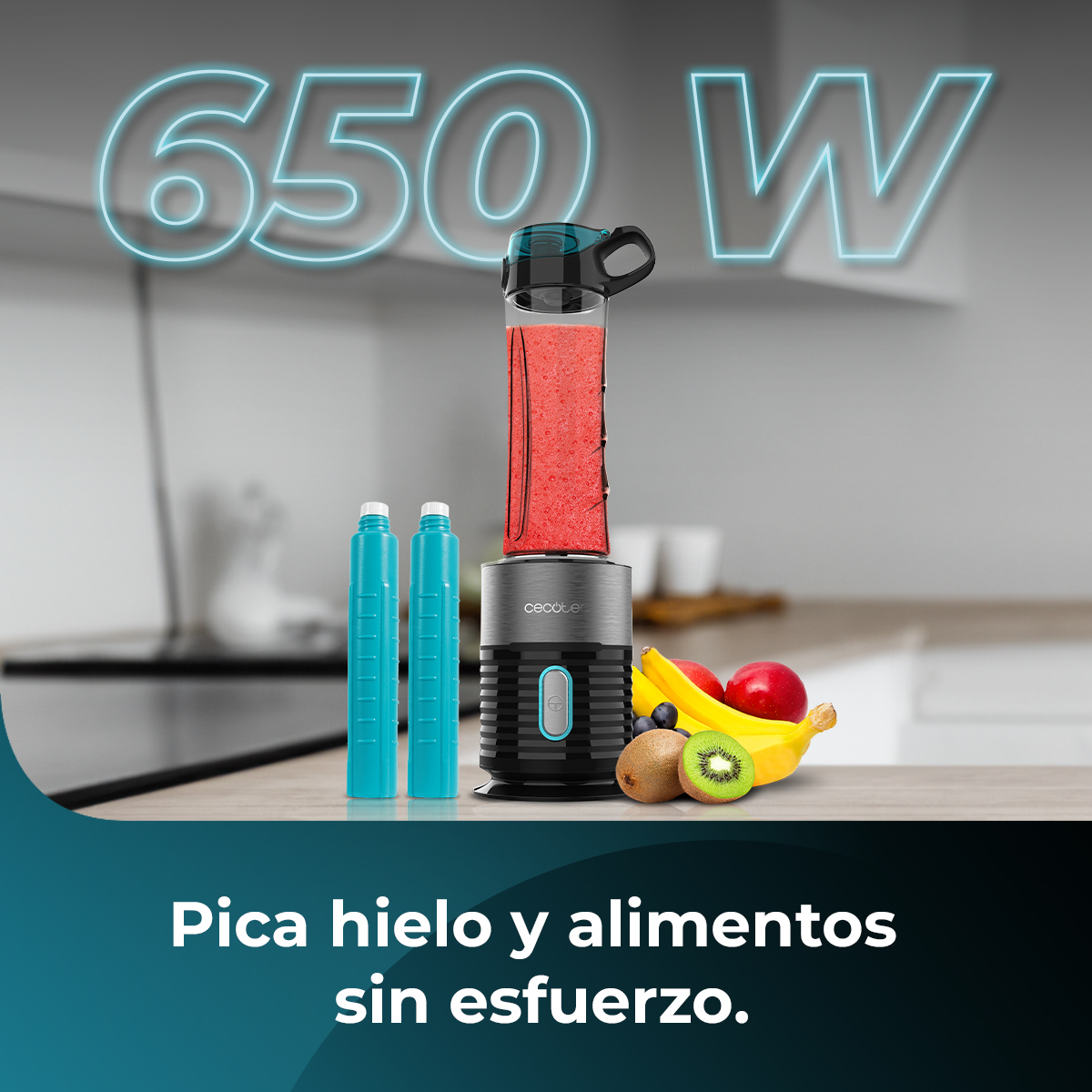 Una licuadora con batido, paquetes de hielo y frutas como plátanos, kiwi y manzanas sobre una mesa de madera. Se muestra el texto "650 W".