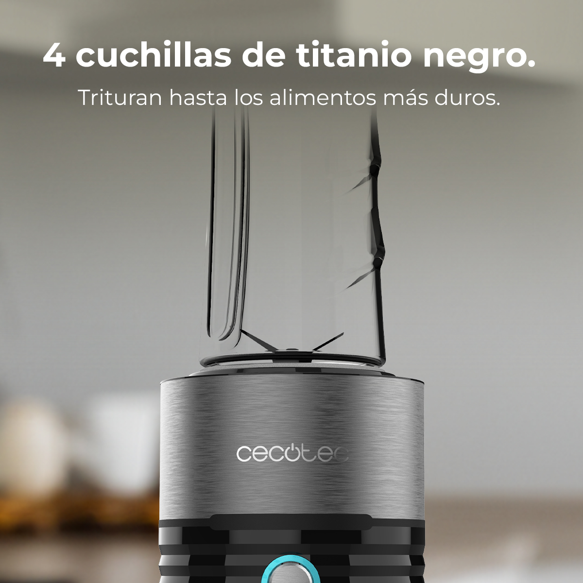 Primer plano de una licuadora negra y plateada con un vaso de vidrio y cuatro cuchillas. La marca, Cecotec, es visible.