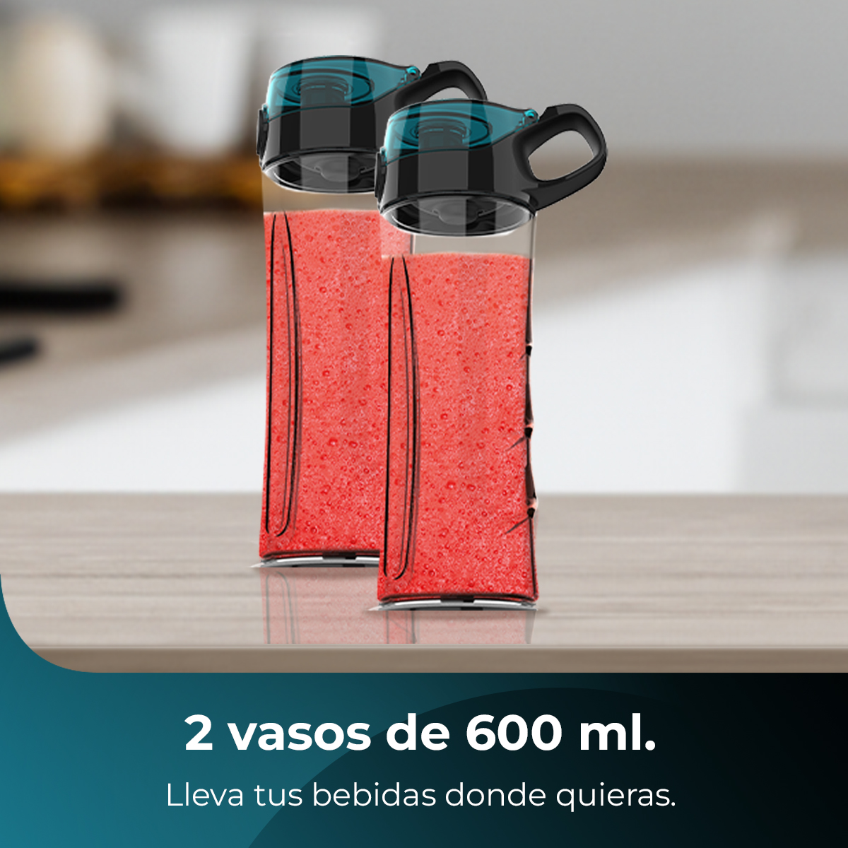 Dos botellas de agua transparentes con tapas y asas negras, llenas de líquido rojo, sobre una superficie marrón claro.