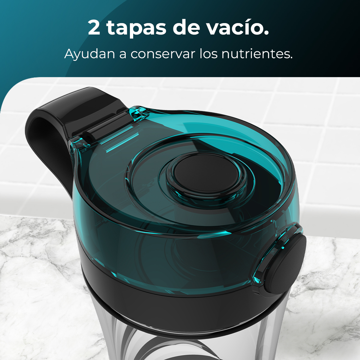Un recipiente transparente y negro sellado al vacío con una tapa teñida de color verde azulado. Se apoya en una superficie de mármol. Texto: 2 tapas de vacío. Ayuda a conservar nutrientes.