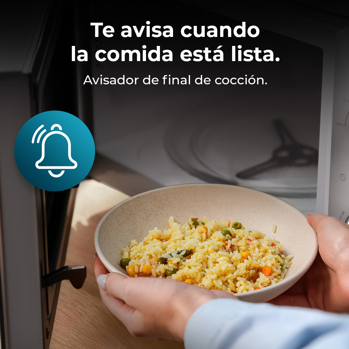 Una persona sostiene un cuenco de arroz y verduras dentro de un microondas. El texto dice: 'Te avisa cuando la comida está lista.'