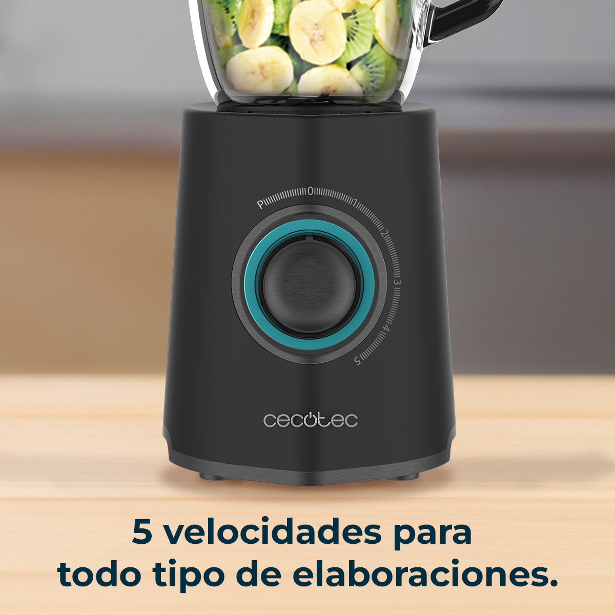 Un frullatore nero con un barattolo di vetro pieno di banane e kiwi. Ha una manopola di controllo con impostazioni di velocità.