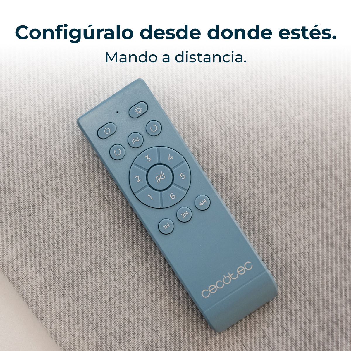Un telecomando blu con diversi pulsanti è appoggiato su una superficie grigia strutturata. Il telecomando riporta cecotec.