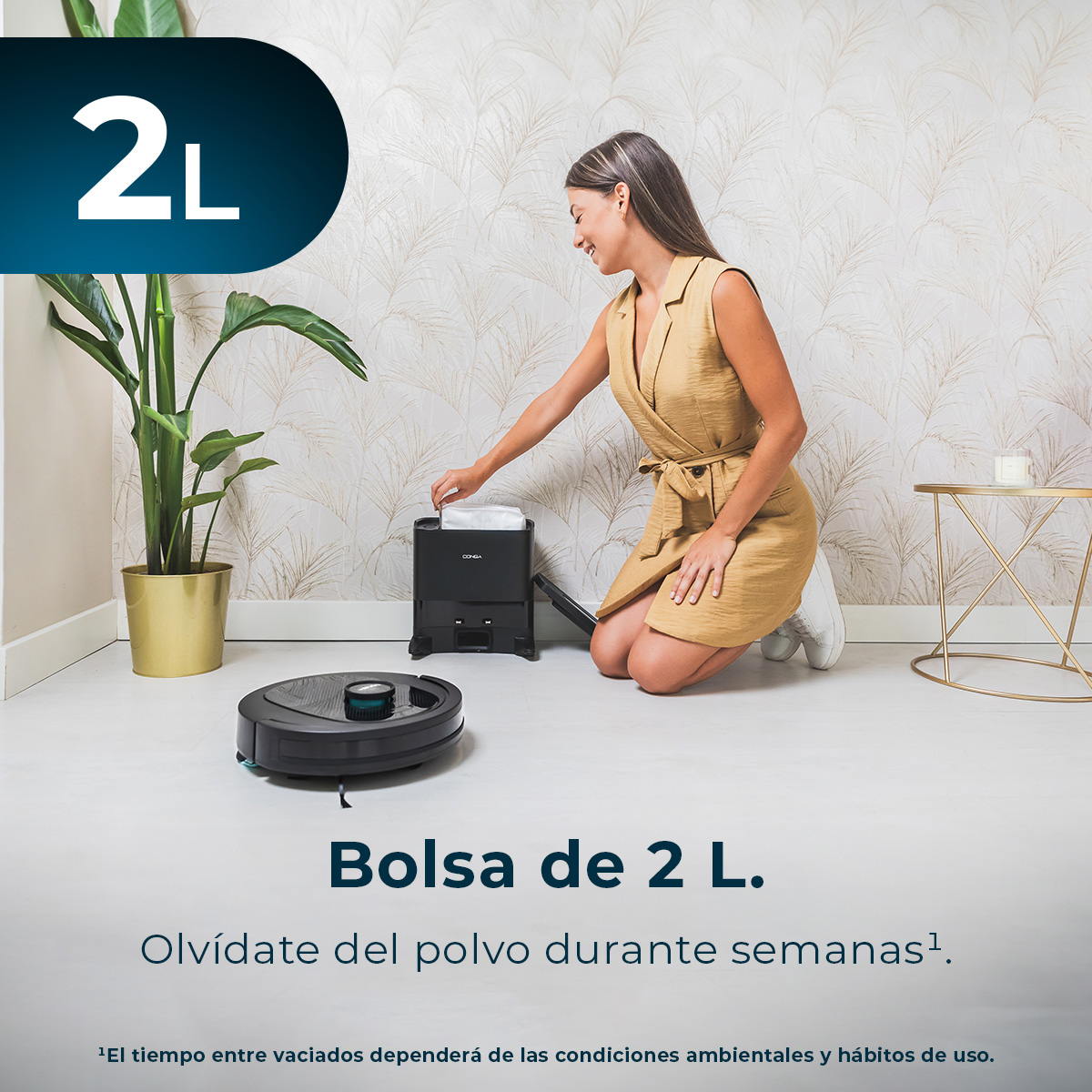 Kobieta klęczy obok czarnego robota odkurzającego, umieszczając worek w stacji dokującej.