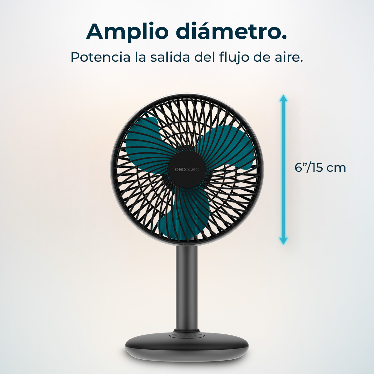 Un ventilatore nero e verde acqua con testa rotonda e base. Il testo 'Amplio diámetro' e '6"/15 cm' sono visibili.