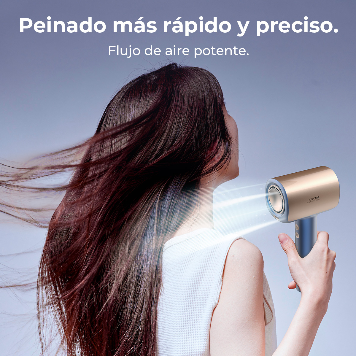 Una donna usa un asciugacapelli oro e blu, i suoi capelli castani volano. Il testo dice 'Acconciatura più veloce e precisa'.