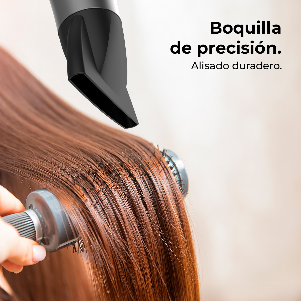 Una persona usa un asciugacapelli con bocchetta di precisione e spazzola rotonda per acconciare lunghi capelli castani. Testo in spagnolo.
