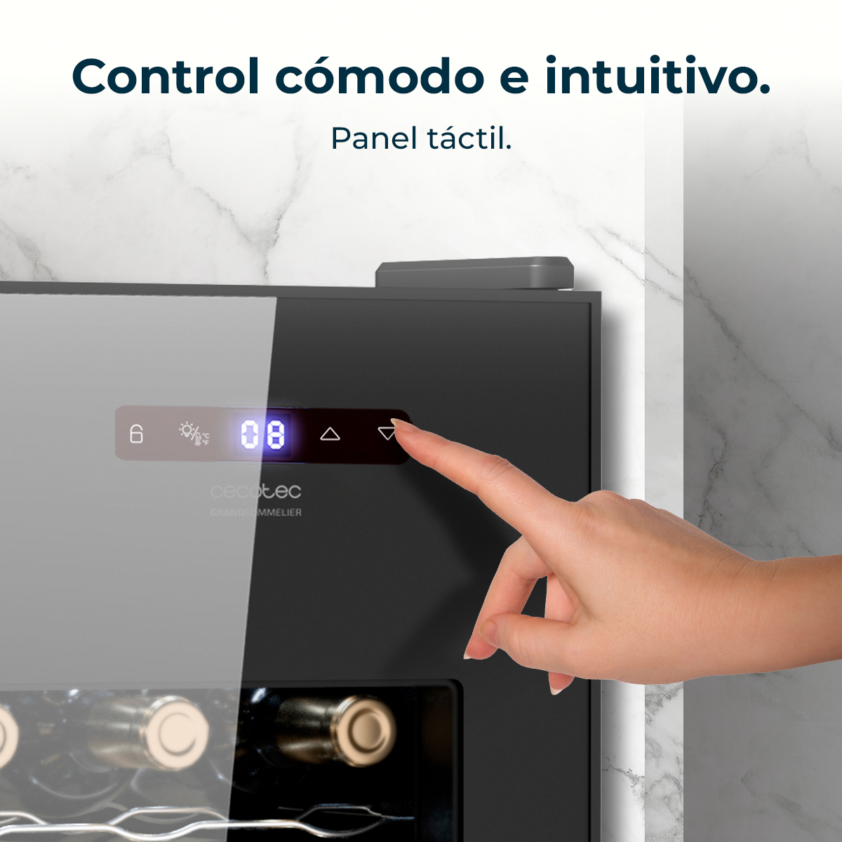 A hand is pressing a button on a wine cooler. The cooler has a digital display showing '08'. Text above says 'Control cómodo e intuitivo'.