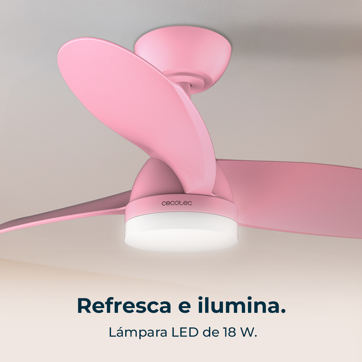 Un ventilatore da soffitto rosa con lampada LED integrata. Le pale sono curve e la luce è accesa.