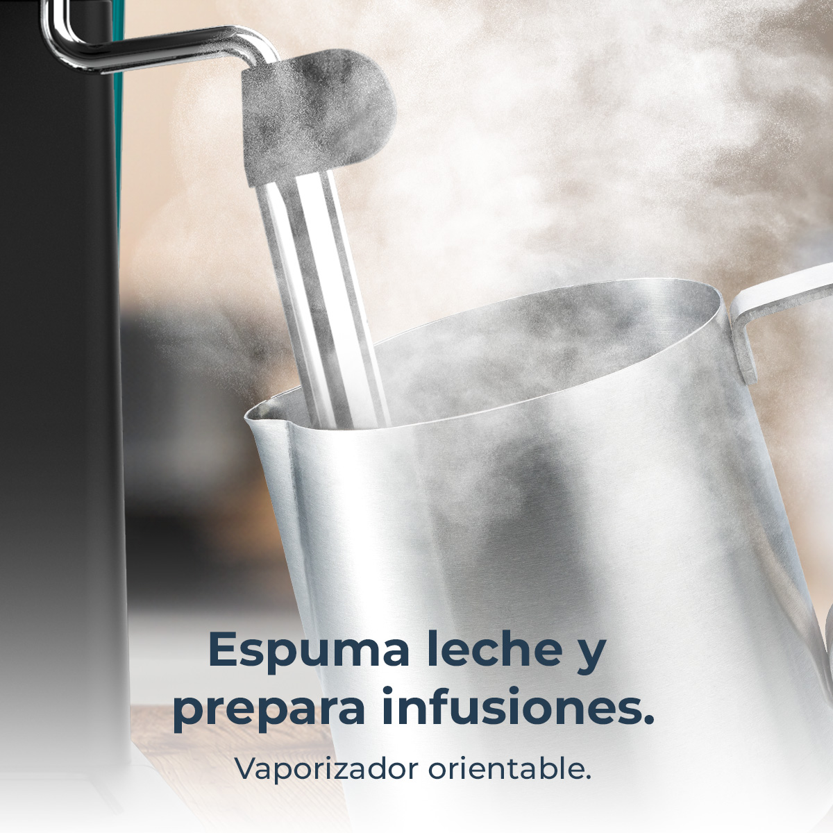 Spieniacz do mleka spienia mleko w metalowym dzbanku. Para unosi się. Tekst: Spień mleko i przygotuj napary. Regulowana dysza.