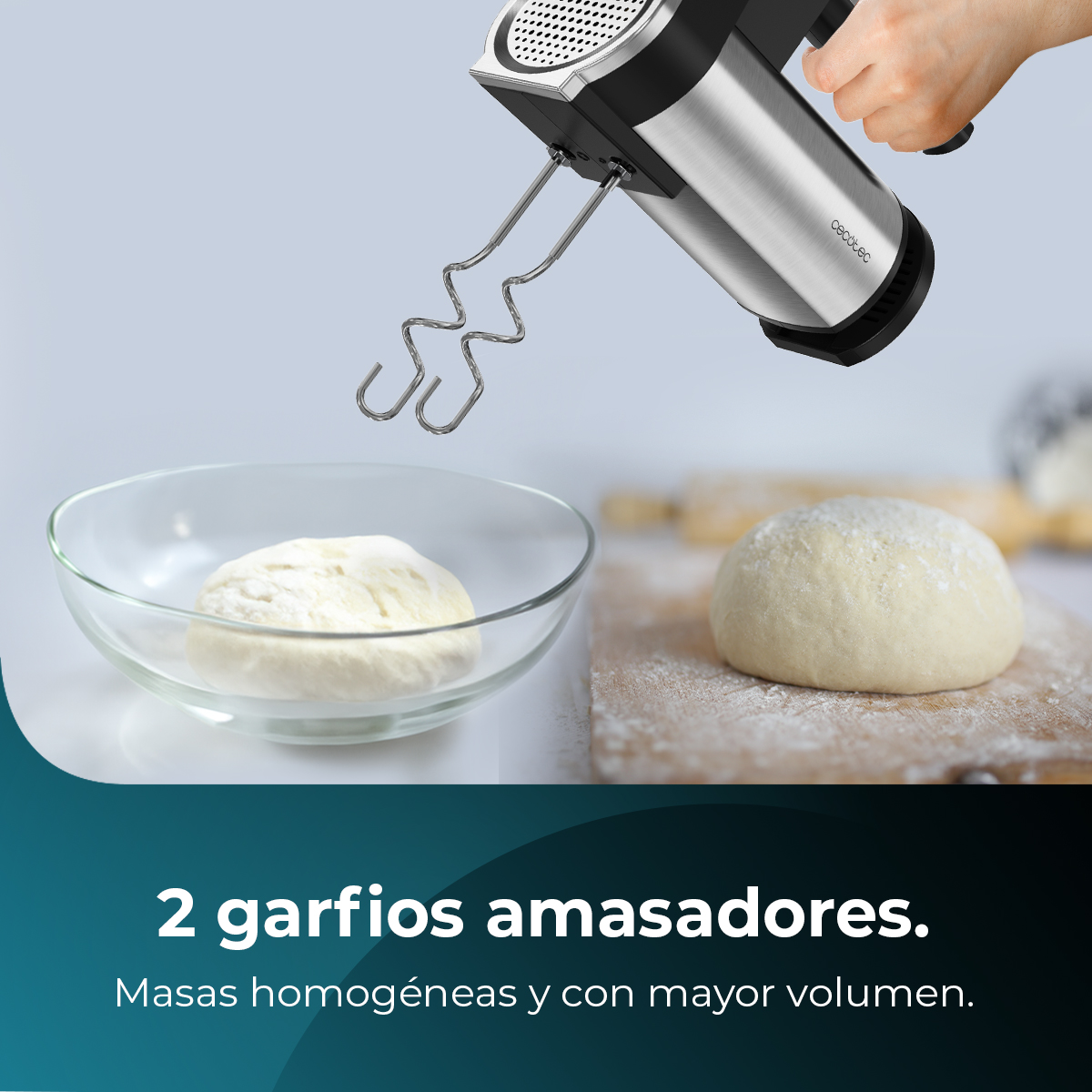 Een handmixer boven deeg. Deeg in een kom en op een plank. Tekst: 2 kneedhaken. Homogene deegsoorten en groter volume.