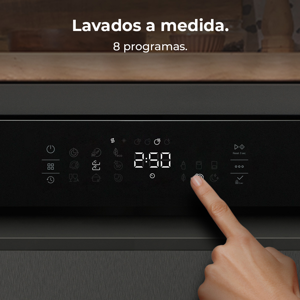 Una mano tocca un pulsante su un pannello di controllo nero della lavastoviglie. Il display mostra 2:50. Il testo sopra dice 'Lavados a medida. 8 programas'.
