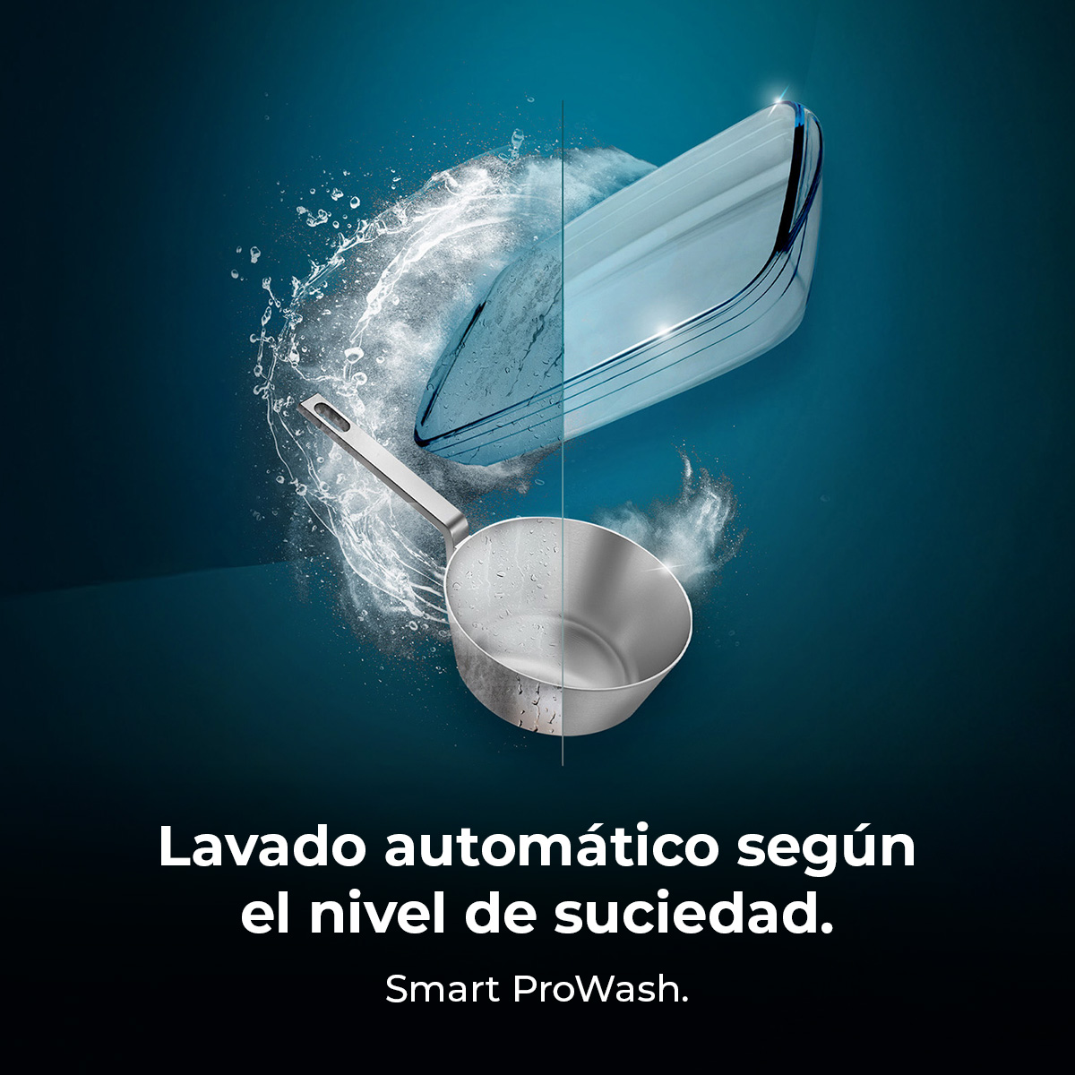 Una pentola di metallo con schizzi d'acqua e un oggetto trasparente su sfondo blu. Testo: Lavaggio automatico in base al livello di sporco.