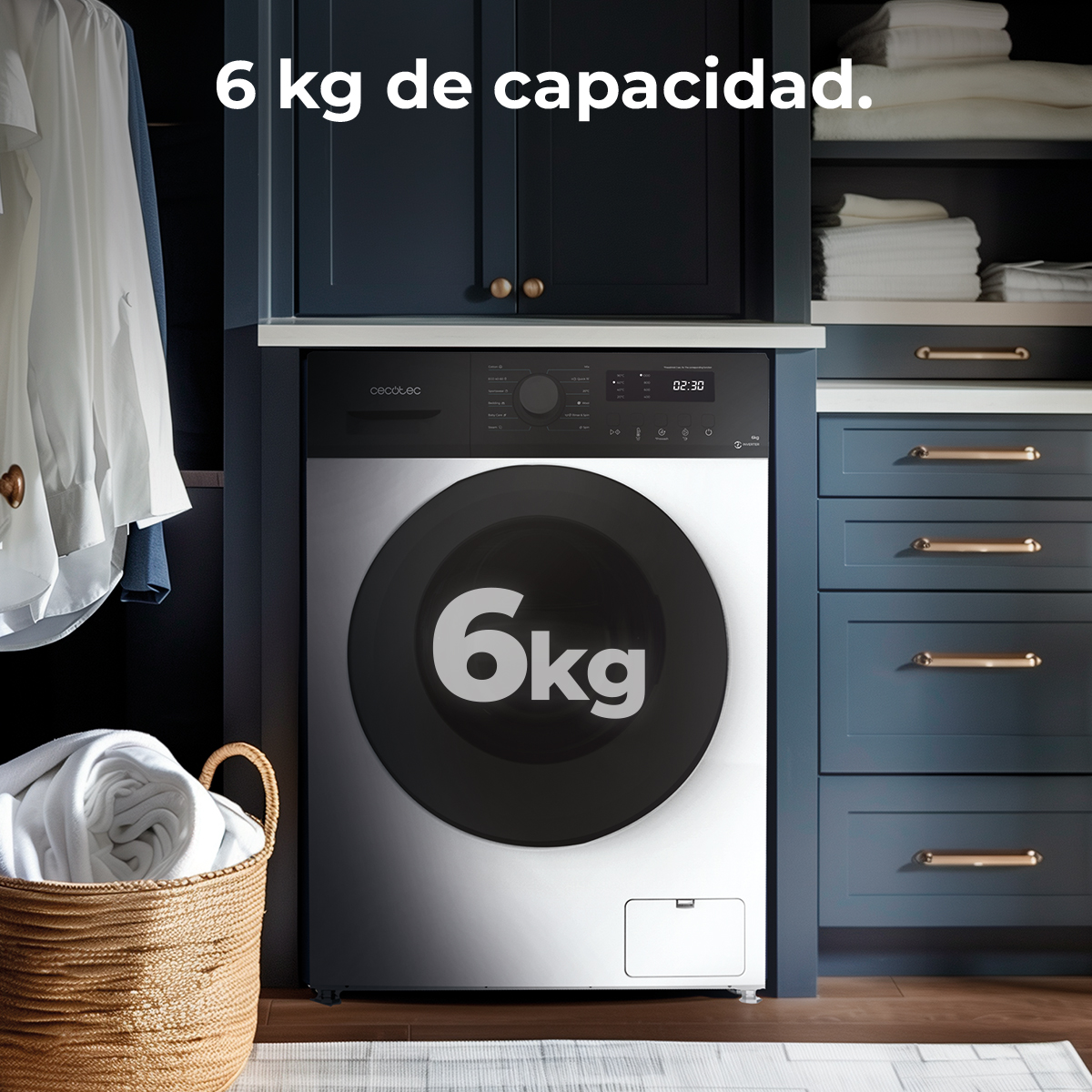 Pralka z czarnymi drzwiami i napisem '6kg'. Kosz na pranie po lewej. Ciemnoniebieskie szafki w tle.