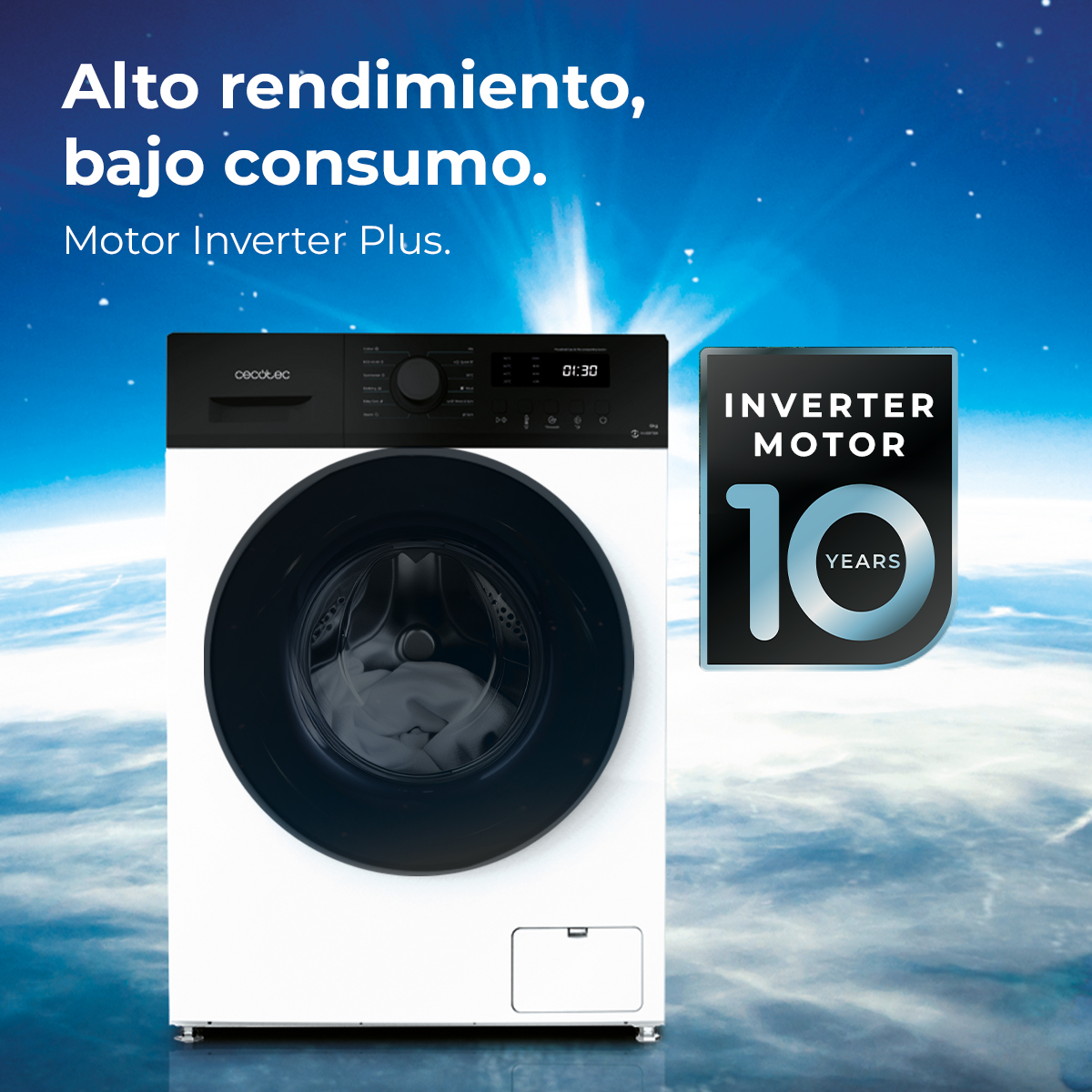 Biała pralka z czarnymi drzwiami i panelem sterowania, logo Inverter Motor i tekst w języku hiszpańskim na tle błękitnego nieba.