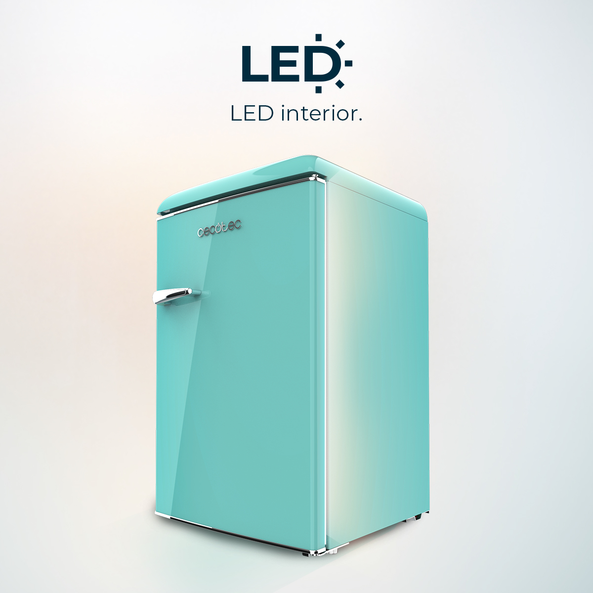 Un frigorifero retrò turchese con maniglia cromata, il marchio è 'cecotec'. Sopra il testo 'LED' e 'LED interior'.