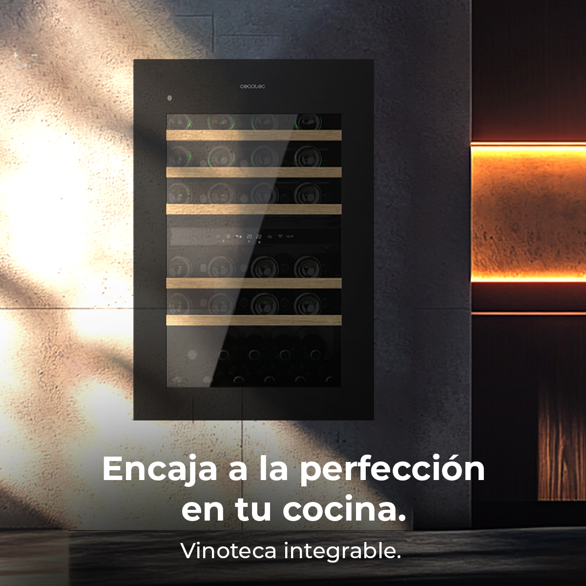 Una vinoteca empotrada en un entorno de cocina. Tiene múltiples estantes con botellas, y el texto dice que encaja perfectamente en tu cocina.