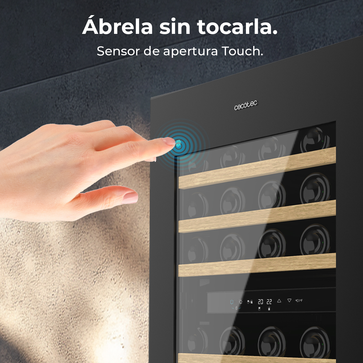 Una mano toca un sensor táctil en una vinoteca negra. La vinoteca tiene puertas de cristal y estantes de madera con botellas de vino.