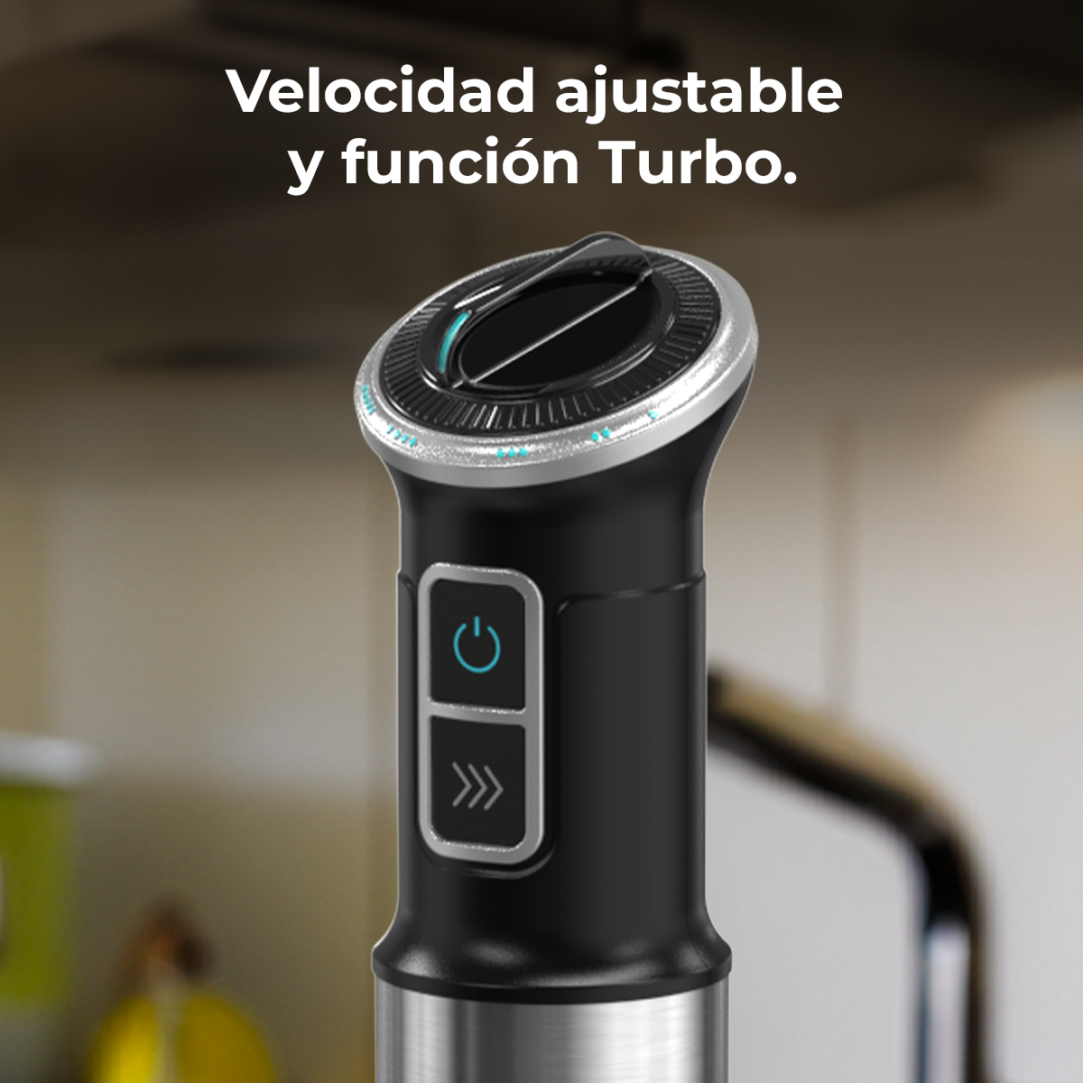 Zbliżenie czarno-srebrnego blendera ręcznego. Ma regulowaną prędkość i funkcję turbo. Widoczne są przyciski zasilania i prędkości.