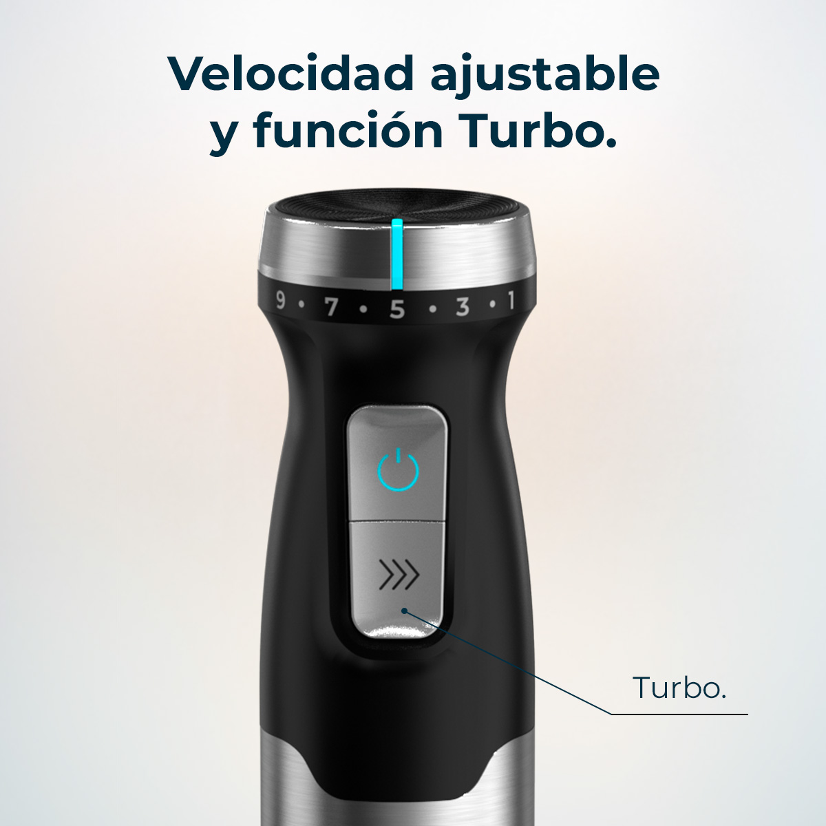 Zbliżenie czarnego blendera ze srebrnymi akcentami. Ma ustawienia prędkości, przycisk zasilania i funkcję turbo. Tekst mówi o regulowanej prędkości i funkcji turbo.