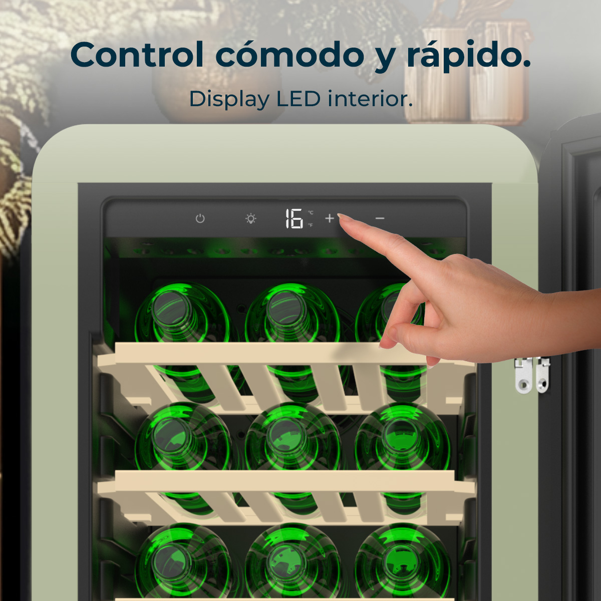 Una mano tocca il pannello di controllo di una cantinetta. Il refrigeratore contiene bottiglie di vino. Testo: Controllo comodo e veloce. Display LED interno.