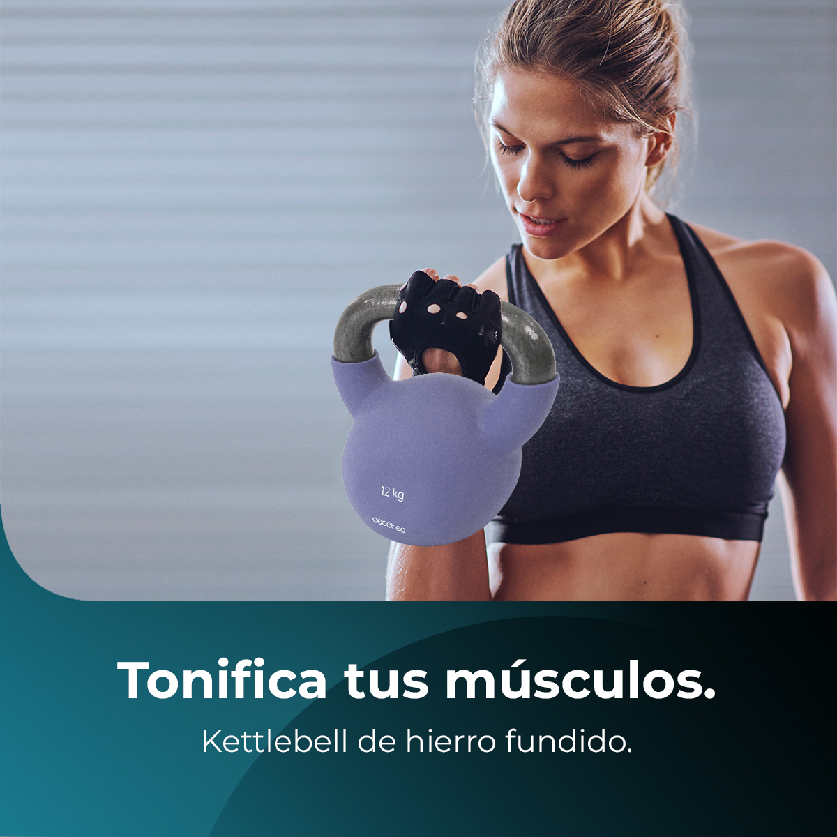 Eine Frau hält eine 12 kg Kettlebell. Sie trägt einen Sport-BH und Handschuhe. Der Text lautet: Straffen Sie Ihre Muskeln. Gusseisen Kettlebell.