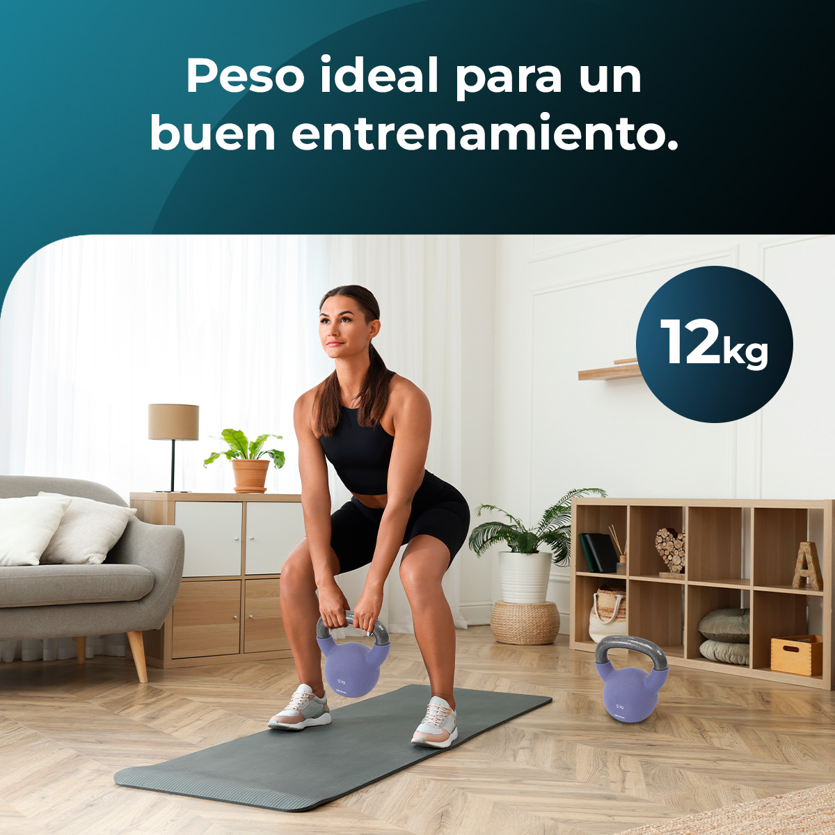 Eine Frau macht eine Kniebeuge mit einer Kettlebell. Ein Gewicht von 12 kg wird gezeigt. Der Raum hat ein Sofa und ein Holzregal mit einer Pflanze.
