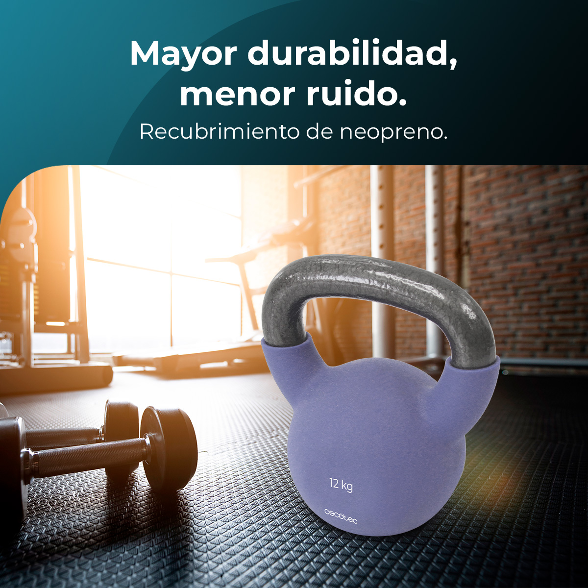 Eine lila Kettlebell mit schwarzem Griff liegt auf einer schwarzen strukturierten Matte in einem Fitnessstudio. Kurzhanteln sind im Vordergrund.