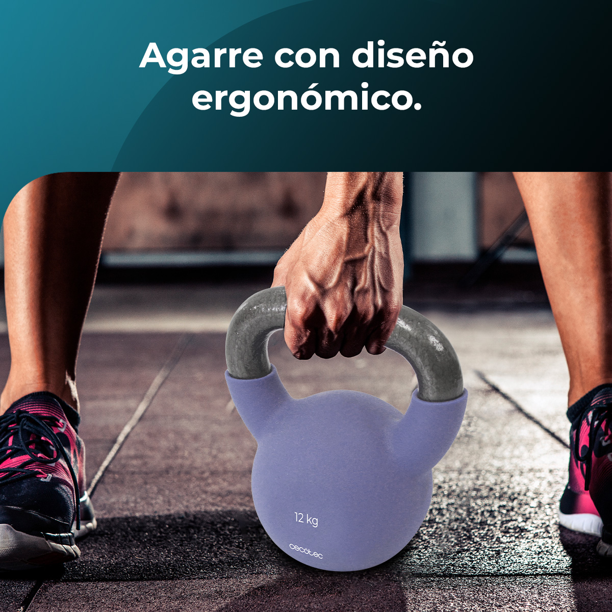 Eine Person hält eine lila Kettlebell mit grauem Griff. Das Gewicht beträgt 12 kg. Die Person ist in einem Fitnessstudio. Schwarze und rosa Schuhe sind sichtbar.