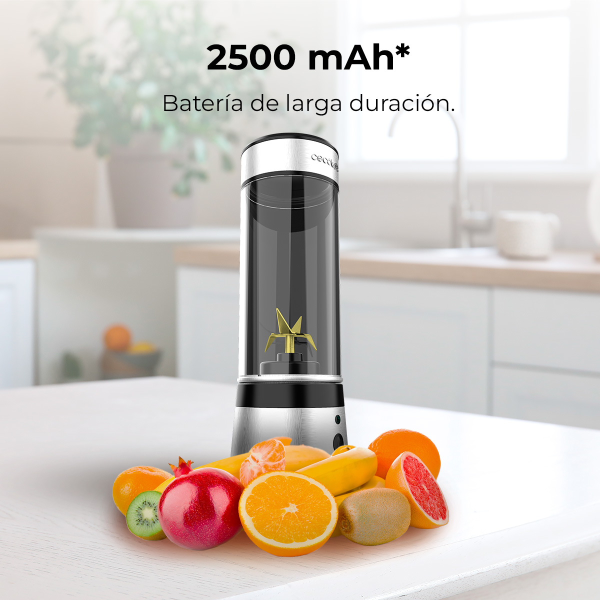 Una licuadora está sobre una mesa rodeada de frutas. El fondo muestra una cocina. El texto dice '2500 mAh* Batería'.