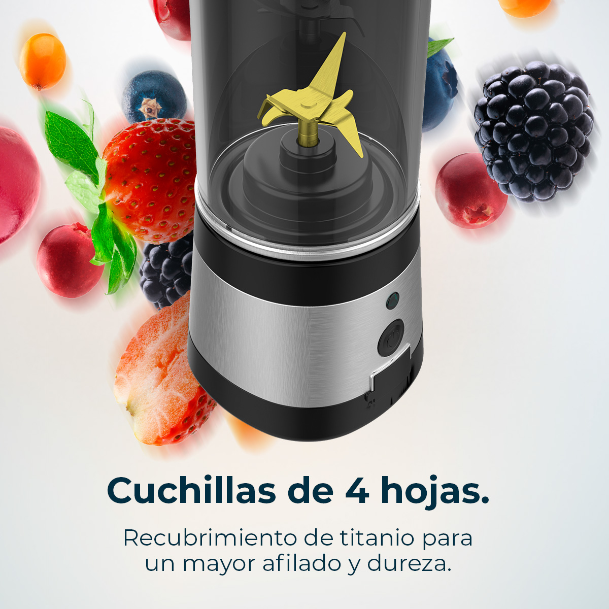 Una licuadora con una cuchilla dorada rodeada de varias frutas como fresas, arándanos y moras. La licuadora tiene una base de metal.