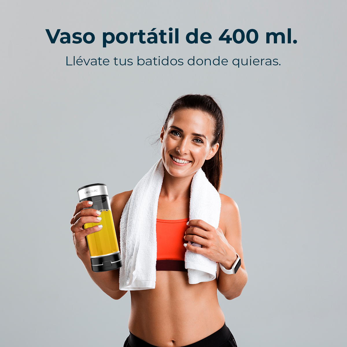 Donna che tiene un liquido giallo in una bottiglia portatile. Indossa abiti sportivi e un asciugamano bianco. Testo: bottiglia portatile 400ml.