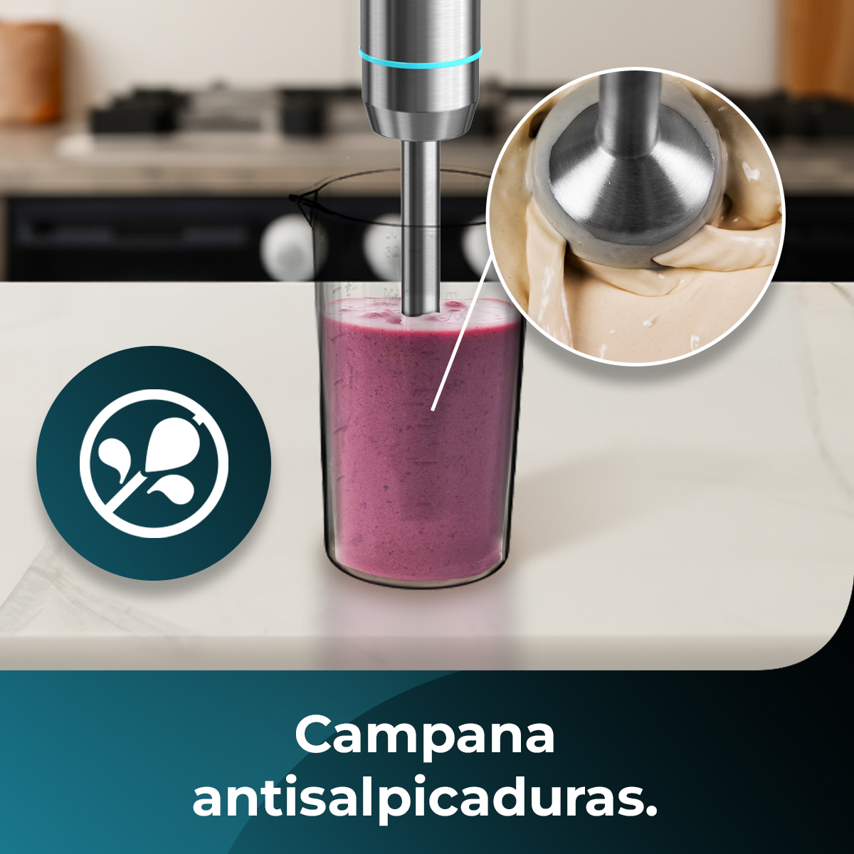 Un frullatore è in uso, che mescola un frullato viola. Un piccolo inserto mostra la panna in fase di miscelazione. Viene pubblicizzata la tecnologia anti-schizzo.