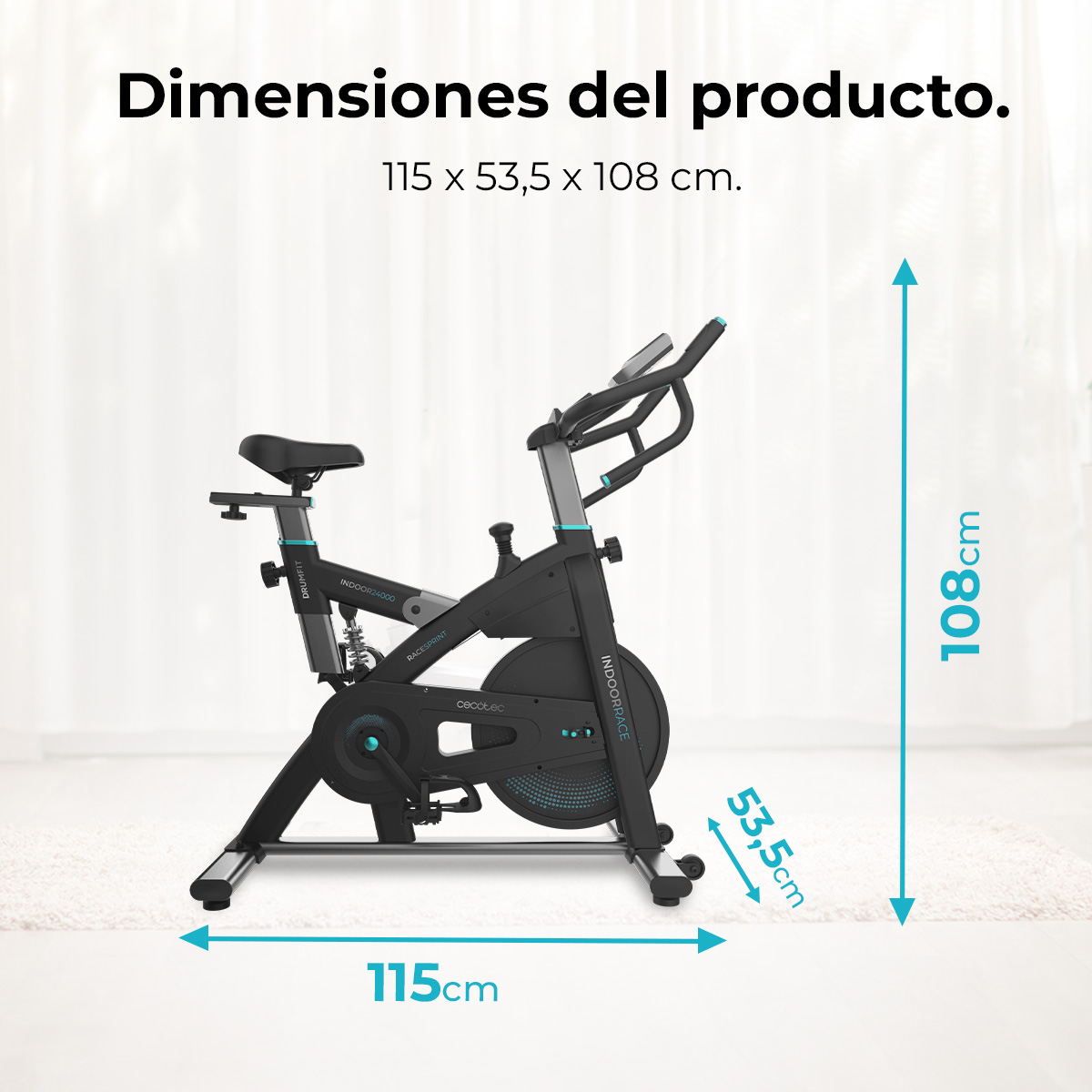 Una bicicleta estática con dimensiones etiquetadas. La bicicleta es negra y turquesa, sobre una alfombra blanca, contra una cortina blanca.