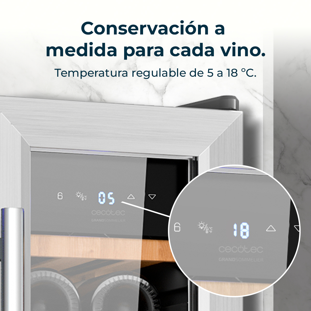 Dettaglio della cantinetta con display digitale che mostra la temperatura, un pannello di controllo e il nome del marchio. La cantinetta è parzialmente aperta.